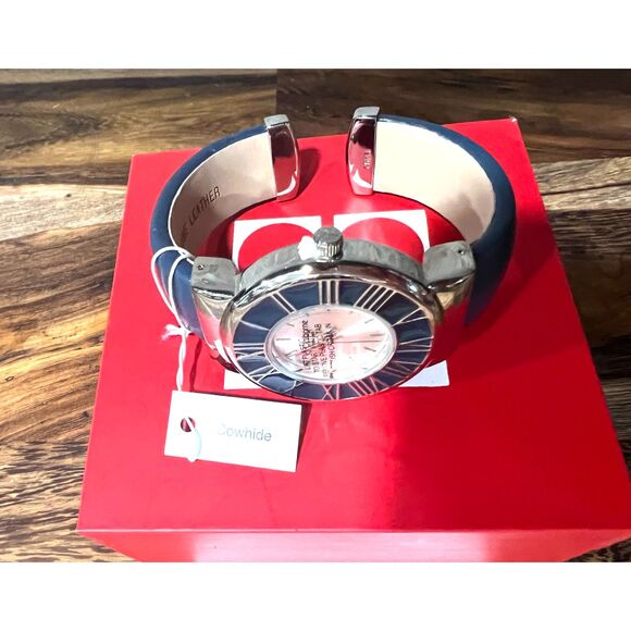 Liz Claiborne New York Cowhide Band Watch New - Picture 3 of 4